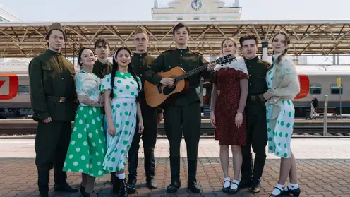 В Красноярске на Железнодорожном вокзале развернулось театрализованное шоу в честь Дня Победы