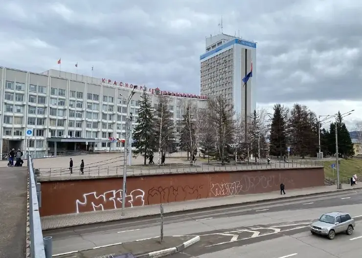 Комумнальщики закрасили вандальные граффити возле здания мэрии Красноярска