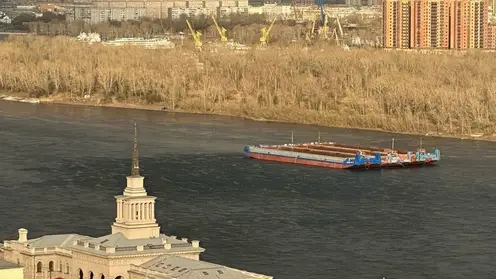 Лодка столкнулась с баржей в Красноярске: пострадали двое, поиски еще одного человека продолжаются