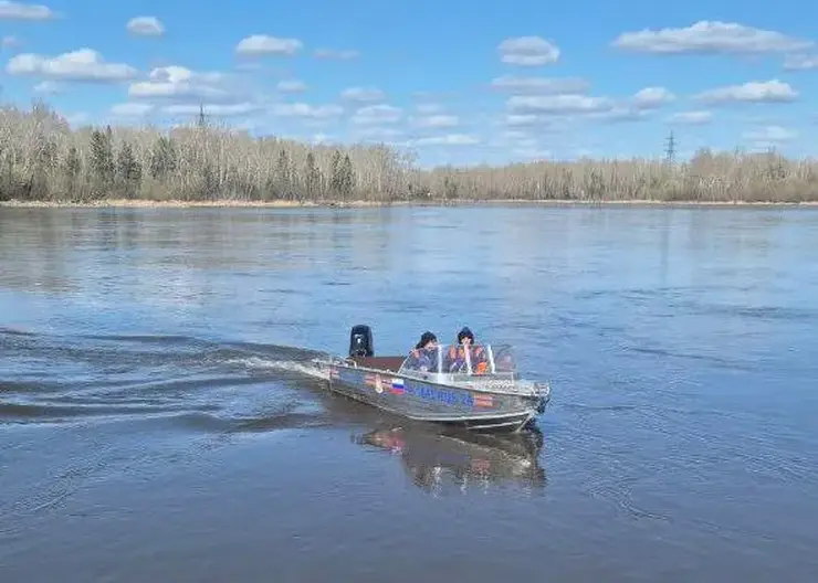 Лодку с двумя мужчинами унесло течением на Красноярском водохранилище