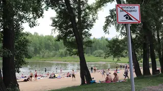 В Красноярске на пляже у Октябрьского моста запрещают купаться