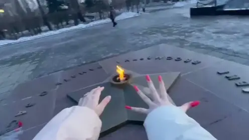 СК проверит абаканских студенток, погревших руки у Вечного огня
