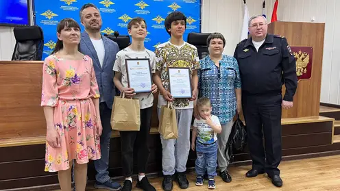 В Красноярске наградили подростков, спасших ребёнка от падения из окна