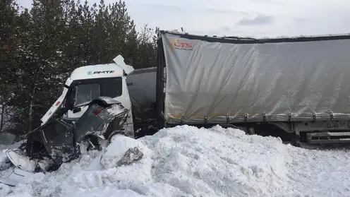 Два человека погибли в аварии на трассе в Емельяновском районе Красноярского края