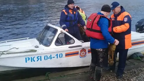 Красноярские спасатели эвакуировали троих человек на Красноярском водохранилище