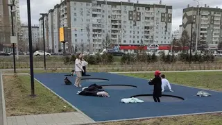 В Красноярском сквере «Казачий» открыли уличные батуты после зимнего сезона